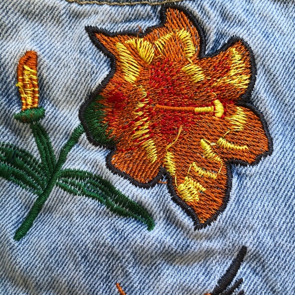 Q2 Embroidered Denim Shorts - Picture 4 of 12